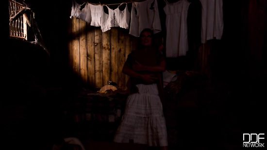 Порно на сеновале с хорошенькой крестьянкой