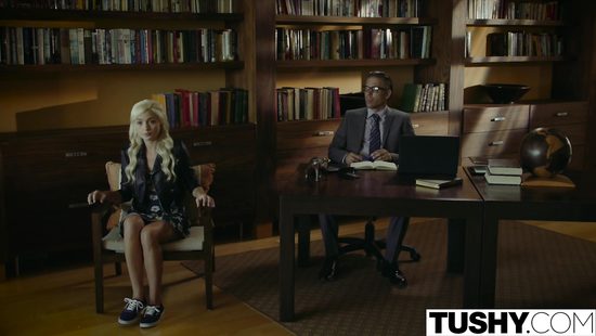 Врач психолог отшлёпал миниатюрную блондинку и трахнул в тугой анус