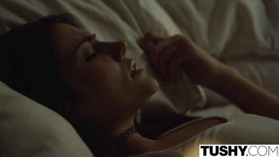 Красивый анальный секс молодой студентки и профессора на мягком диване