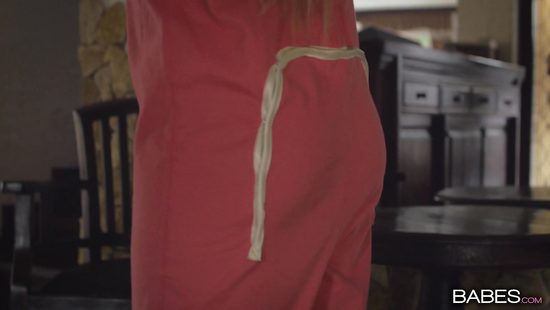 Парень перед сном приласкал тело молодой подруги и трахнул в попку