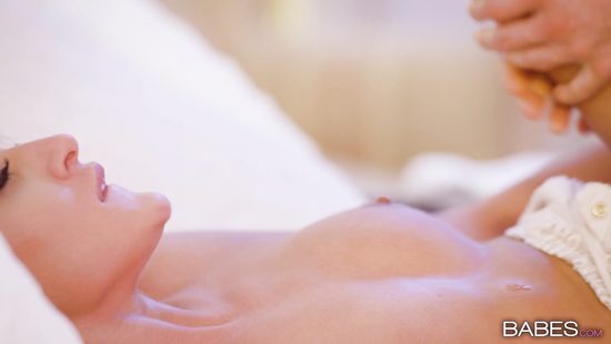 Девушка фантазирует, разговаривая по телефону с любимым парнем