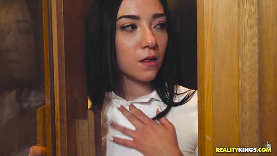 Зрелые и грудастые лесби наказали молодую сотрудницу сауны за беспокойство