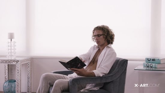 Кудрявый бойфренд ебёт миниатюрную подругу на кресле