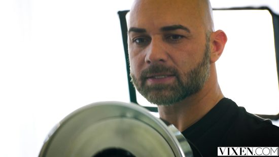 Две подружки соблазнили на секс втроем молодого лысого мужчину с крепким членом