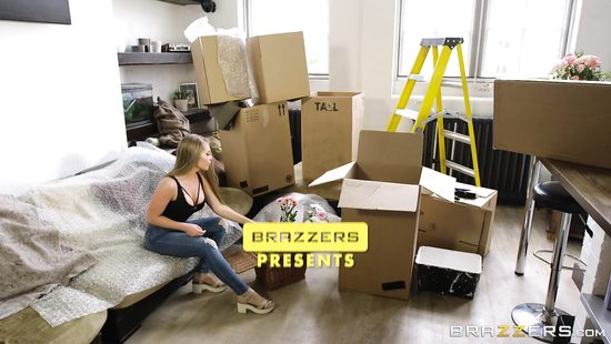 Изменяет мужу с соседом, который помог с переездом