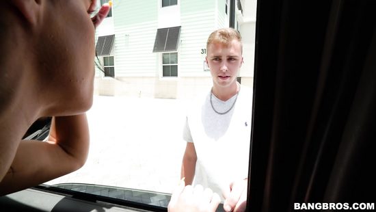 Меган трахается с прохожими в микроавтобусе