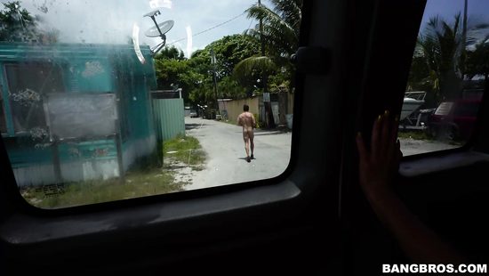 Меган трахается с прохожими в микроавтобусе