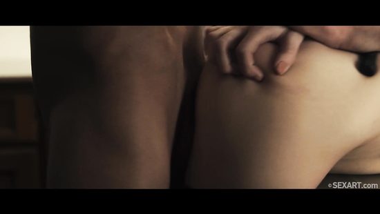 Начальник с помощницей играют в кабинете в господина и рабыню