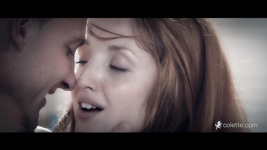 Две девушки развлекаются на диване с одним парнем и меняют друг друга в сексуальных сценах