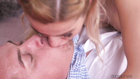 Блондинка покрутила своей попкой перед мужчиной и залезла на него сверху