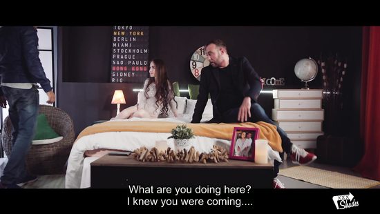 Любовница минетом заставила бросить телефон и начать трахать ее киску