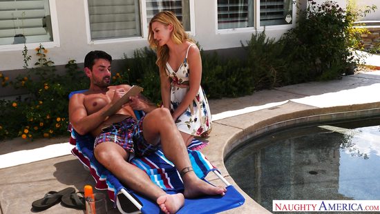 Любовник и его подруга блондинка занимаются сексом на кухонном столе