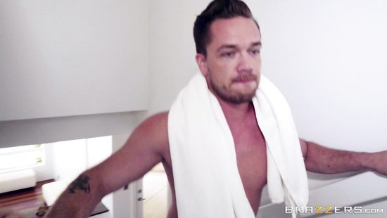 Сексуальная сестра жены занимается с ее мужем сексом в ванной комнате