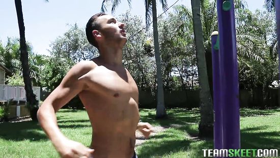 Спортсменка после утренней зарядки пригласила к себе парня для секса