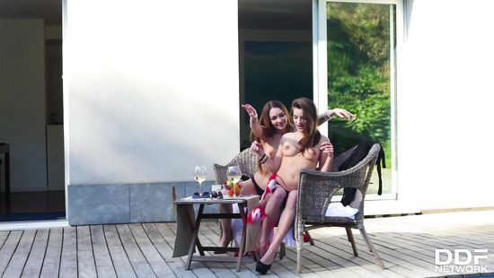 Две подружки у бассейна совратили подсобного рабочего и дали себя трахнуть