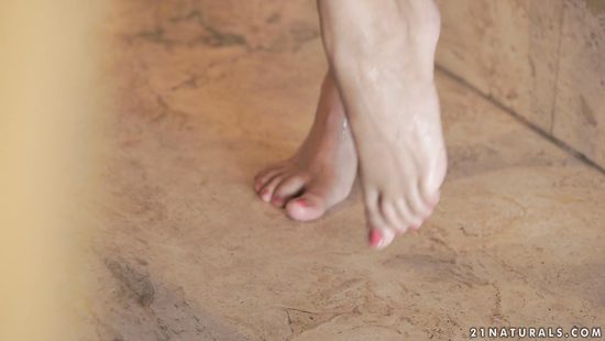 Рыженькая сестрица ублажает на летней веранде друга своего брата