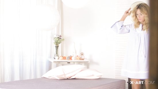 Сара мечтала о мужчине и заласкала свои дырочки до оргазма