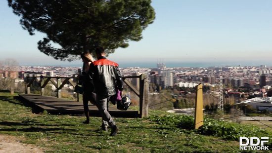 Новое знакомство мотоциклиста завершилось бурным трахом на природе