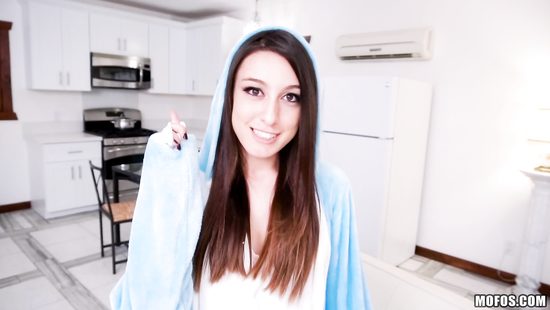 Утренний секс любовницы в пижаме голубой кошечки завершился оргазмом