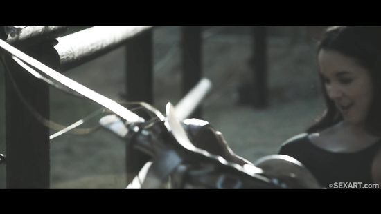 Темноволосая подруга привлекла внимание друга горячим минетом