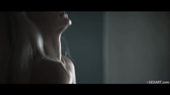 Красивое занятие любовью блондинки и художника в старинном замке