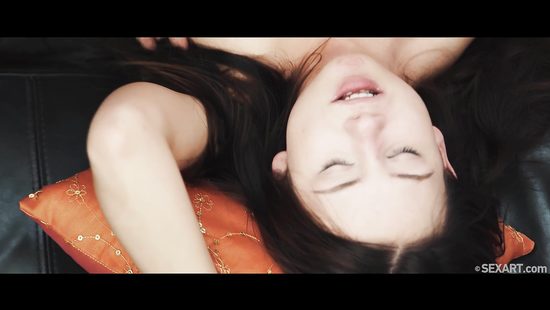 Любовники вспоминают свое первое свидание с бурным сексом на диване