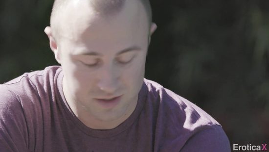 Сосед зашел в гости и увидев голенькую брюнетку в бассейне трахнул ее