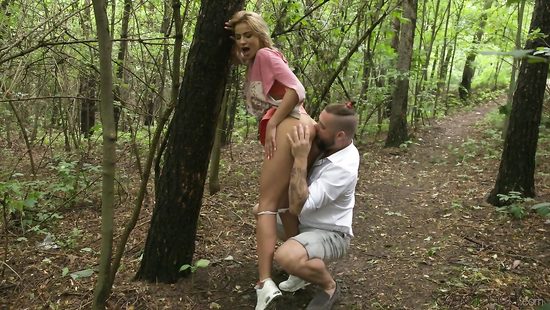 Парень с девушкой трахаются на природе в парке и дома на диване