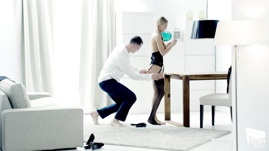 Красивый секс брюнета и его любимой девушки блондинки на кухне