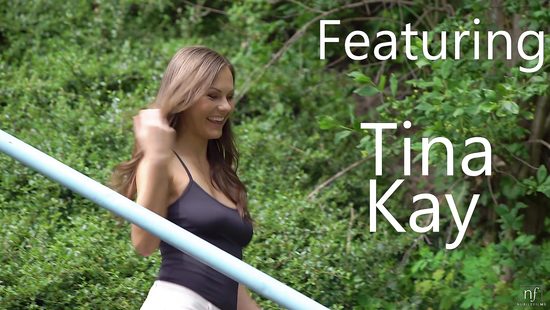 Общение с соседом привело парочку в спальню на большую кровать