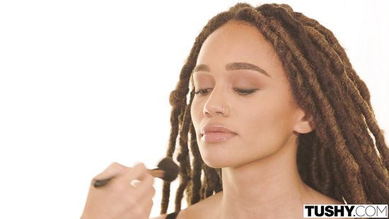 Фотограф соблазнился на тело мулатки с длинными косичками и трахнул ее зад