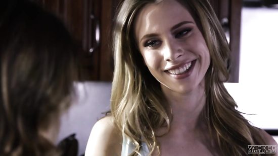 Две лесбиянки в постели зализали друг другу дырочки и вставили пальцы