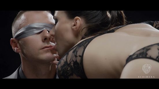 Красивый секс супружеской пары любящей немного страсти в постели