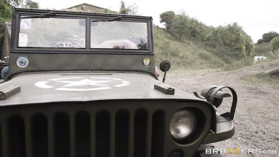 Пародия на Call of Duty с тремя отпадными тёлками