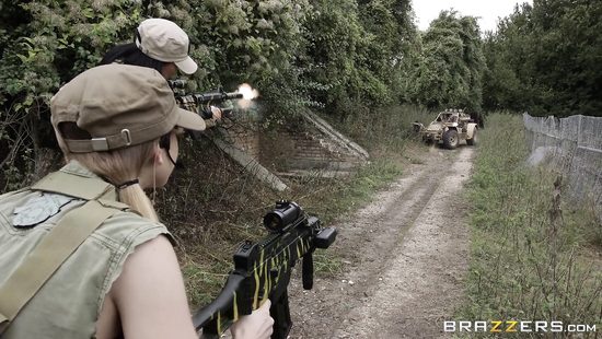 Пародия на Call of Duty с тремя отпадными тёлками