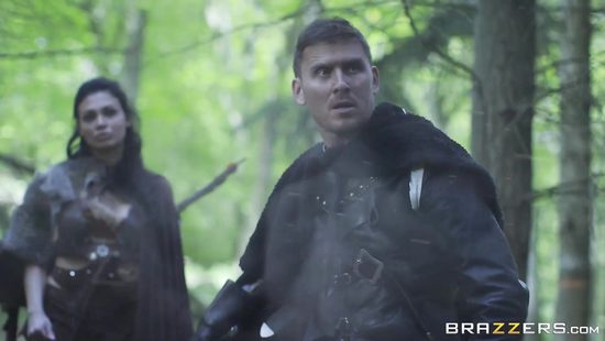 Викинг у своего шатра трахает двух грудастых поклонниц и фанаток его члена