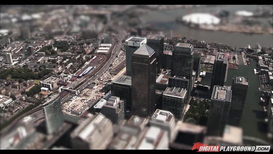 Рыжая помощница Шерлока лижется с сиськастой брюнеткой