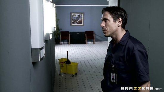 Пока зомби нападают врачи трудятся над продолжением человеческого рода