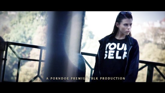 Худенькая актриса в чулочках на сцене занимается сексом с партнером