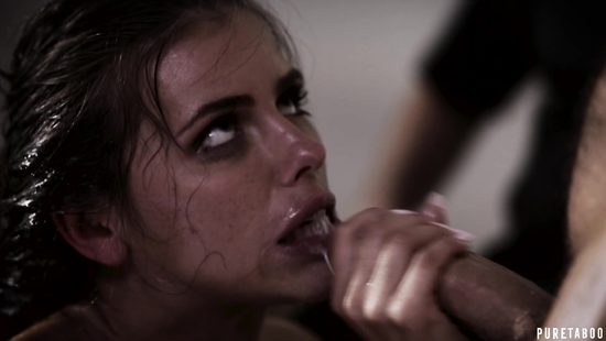 Два мента наказали подозреваемую в комнате для допросов