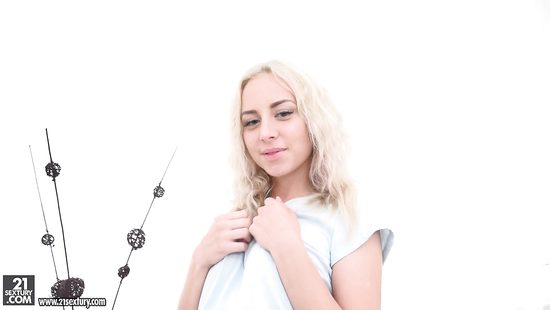 Белокурая фея наслаждается большим членом в своей тугой заднице