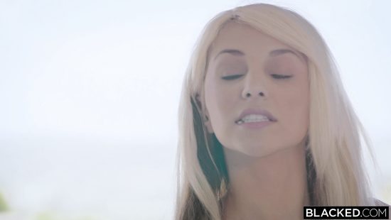 Студентка с маленькими сиськами отсосав член негра, дала себя отыметь