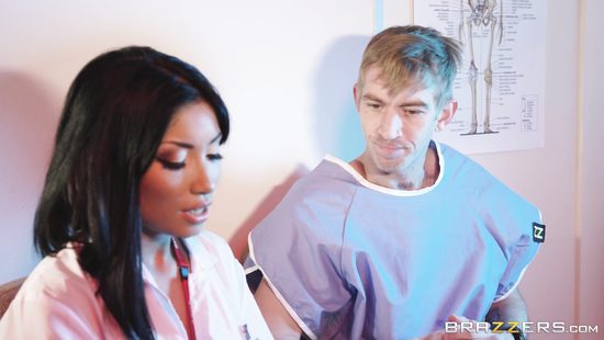 Миниатюрная медсестра знает как помочь озабоченному пациенту