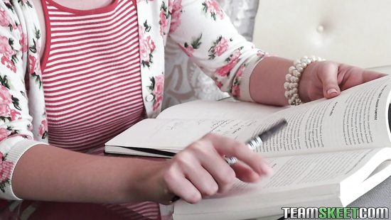 Студентка устала от учебы и развлекается с мужчиной в постели