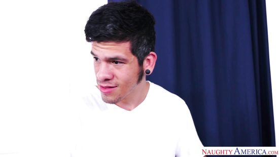 Начальница вызвала к себе помощника и раздвинула перед ним ноги