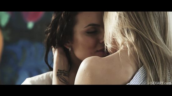 Красивый секс двух подружек лесбиянок завершается ярким оргазмом