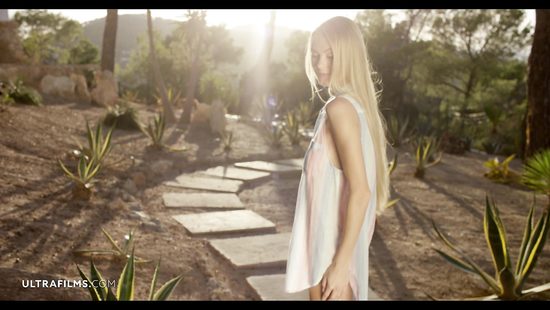 Красивая эротика от блондинки со стройными ногами на свежем воздухе