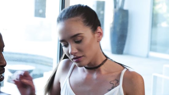 Негр с большим членом трахает пилотку белокожей подруги в разных позах