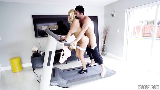 Сосед подглядел и пристроился к грудастой блондинке на тренажере и отодрал в щель