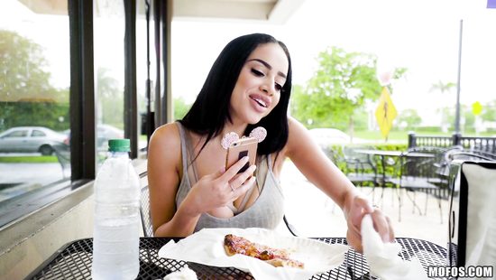 Пикапер заплатил грудастой девке за секс в туалете кафе